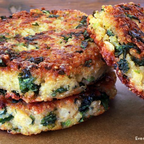 Kale and Quinoa Patties Recipe - Everyday Dishes Quinoa Patties, Kale And Quinoa, Fodmap Food, Kale Quinoa, Veggie Patties, Diy Dish, Patties Recipe, Kale Recipes, Veggie Burgers