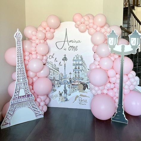 Paris Themed Dresses, Paris Party Decorations Ideas, Parisian Themed Party Decor, Paris Themed 1st Birthday Party, Parisian Theme Party, Paris Bday Party Ideas, Paris Balloon Arch, An Evening In Paris Theme Party, A Year In Paris Birthday Theme