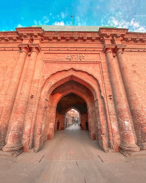 Beautifully restored Dehli gate is one of the 12 gates from walled city of Lahore. Full of hustle and bustle of locals and tourists. Local shopping market and huge spice market is right there. To go to the Shahi Hammams and Wazir Khan Mosque we have to walk through the Dehli gate. Most of the buildings are from Mughal era. . . . #androonlahore #walledcityoflahore #walledcity #androonwala #androonlahorediaries #explorepakistan #lahoredairies #heritagelahore #walkthroughthegate #delhigate #delhiga Walled City Lahore Photography, Delhi Gate Lahore, Dehli Gate, Androon Lahore, Lahore Photography, Wazir Khan Mosque, Pakistan Aesthetic, Pakistan Tourism, Delhi Sultanate