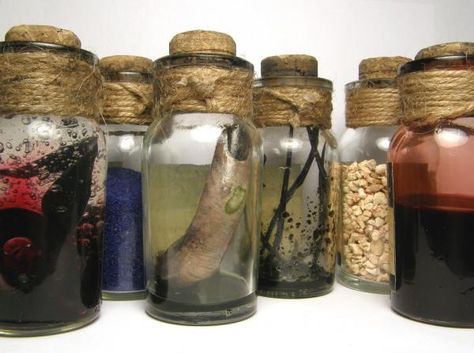 what do you put in potion bottles?  forum thread w/ 3 pages of user ideas Halloween Jars, Halloween Potion Bottles, Halloween Apothecary, Witch Potion, Halloween Bottles, Halloween Potions, Vintage Jars, Theme Halloween, Potion Bottle