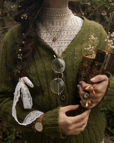 Cottagecore Academia Aesthetic, Cottage Core Aesthetic Outfit, Green Academia Aesthetic, Witch Aesthetic Fashion, Green Witch Aesthetic, October Girl, Cottagecore Witch, Green Academia, Cute Profile