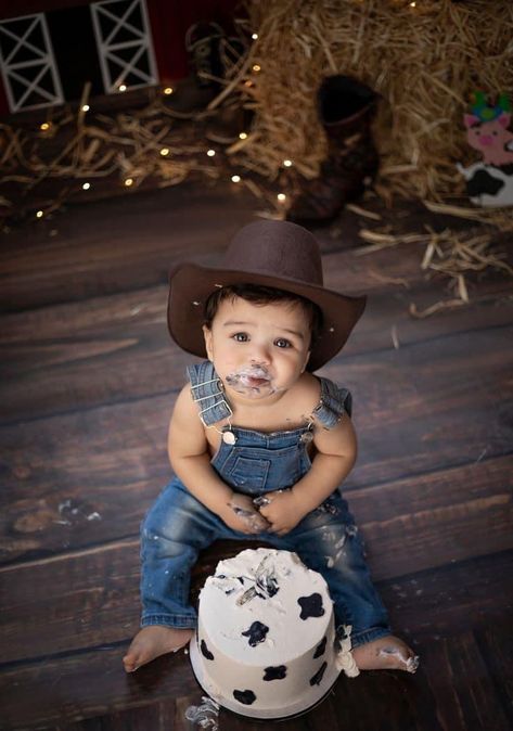 Cowboy Cake Smash Photography, Cow Theme First Birthday Pictures, Cowboy Smash Cake Pictures, First Birthday Cowboy Photoshoot, First Rodeo Birthday Pictures, Cow First Birthday Pictures, Cowboy One Year Photoshoot, One Year Old Cowboy Photoshoot, Cowboy First Birthday Photo Shoot