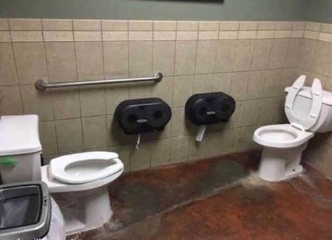 Just imagine the awkward eye contact Architecture Fails, Diy Fails, You Had One Job, Design Fails, Funny Bathroom, Morning Humor, Bathroom Humor, Toilets, Bathroom Renovation