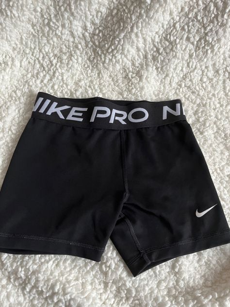 Nike Pro Shorts Aesthetic, Nike Pro Aesthetic, Nike Pros Outfit, Nike Pros Black, Nike Pro Shorts Outfit, Short Nike Pro, Shorts Nike Pro, Black Nike Pros, Gymwear Outfits