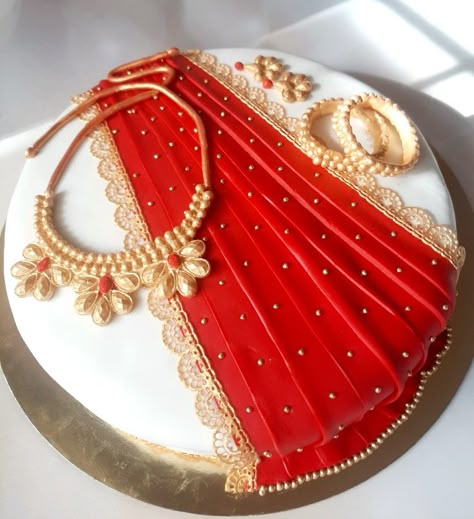 Saree /jewellery/ south indian bride's cake Indian Bride Cake, Half Saree Cake Designs, Saree Cake Design, Indian Engagement Cake, Saree Theme Cake, Mehndi Cake Ideas, Indian Cake Design, Indian Wedding Cake Designs, Mehendi Cake