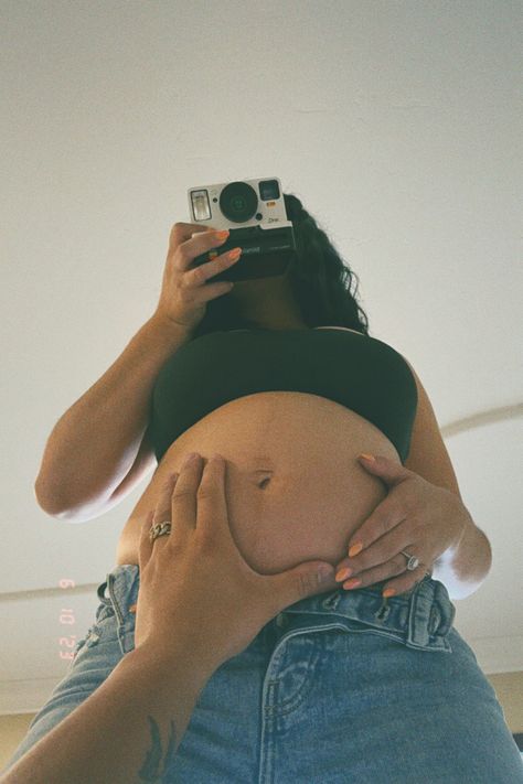 Photo Pregnant Idea, Mom Pregnant Photography, Maternity Instagram Photos, Photos To Take While Pregnant, Cute Couple Maternity Pictures, Polaroid Pictures Pregnancy, No Face Maternity Photo, Maternity Pictures Aesthetic, Alt Maternity Photos