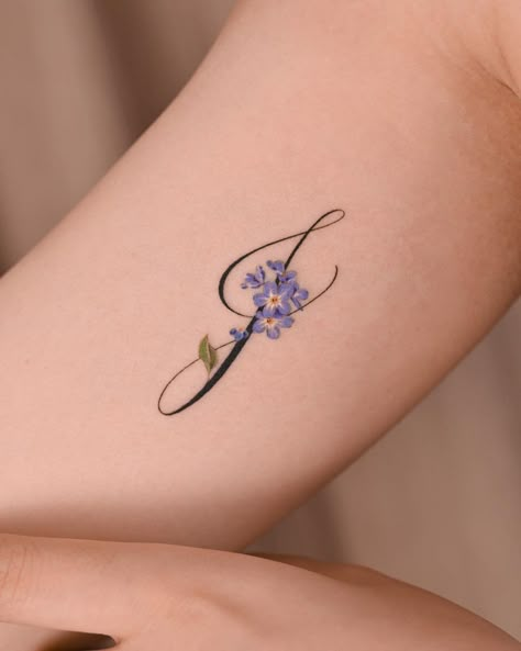 Memorial Tattoo Designs, Delicate Tattoos For Women, J Tattoo, Tiny Wrist Tattoos, Cool Wrist Tattoos, Tasteful Tattoos, Delicate Tattoo, Initial Tattoo, Wrist Tattoos For Women