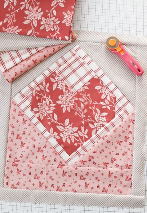 Valentine Quilt Ideas, Valentines Quilt Patterns, Valentine Quilts Patterns Free, Valentine Quilt Patterns Free, Free Mini Quilt Patterns, Envelope Quilt, Valentines Quilt, Valentine Quilts, Seasonal Quilts