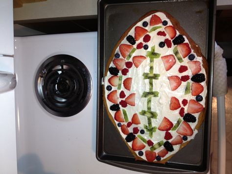 I made fruit pizza for Super Bowl! #football #fruit #pizza Football Fruit Pizza, Super Bowl Deserts, Super Bowl Pizza, Football Pizza, Superbowl Ideas, Fruit Pizza Designs, Healthy Fruit Pizza, Pizza Sugar Cookie, Easy Fruit Pizza