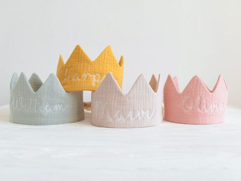 Celebrate your little one's birthday with a crown fit for prince or princess. It will be a perfect finishing touch for your little baby birthday outfit.  This birthday crown is made out of cotton muslin fabric. It's a great choice for kids to wear while they celebrate their birthday. Year after year, it grows with your little one thanks to the ties that makes the sizes adjustable. The ties are long enough to make a nice bow.  The size of the crown is 3.7 x 14.9 (9.5cm x 38cm) This listing is for Baby Birthday Crown, Baby Birthday Outfit, First Birthday Crown, First Birthday Outfit Girl, Fabric Crown, Crown Party, Half Birthday, First Birthday Outfit, Birthday Girl Outfit