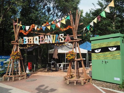 Music Festival Decorations Ideas, Festival Entrance Design, Music Festival Decorations, Festival Entrance, Music Festival Decor, Bühnen Design, Forest Festival, Outdoor Stage, Festival Decor