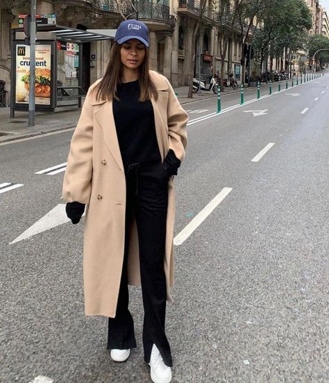 Follow our Pinterest Zaza_muse for more similar pictures :) Instagram: @zaza.muse | Casual style, beige coat. Women's style. Beige Coat Outfit, Trent Coat, Long Beige Coat, Mantel Beige, Beige Outfit, Beige Coat, Corporate Outfits, Cold Outfits, Populaire Outfits