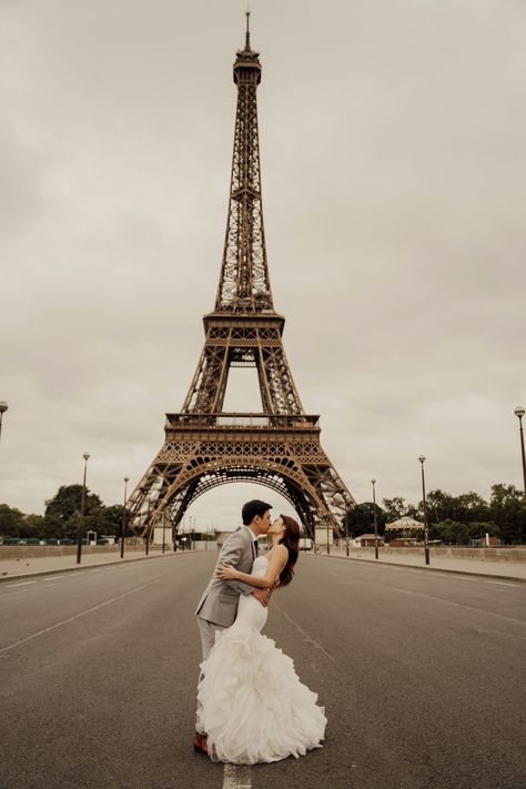 bride and groom kissing in paris pre-wedding photoshoot with eiffel tower Paris Engagement Photoshoot, Paris Wedding Photos, Eiffel Tower Photoshoot, Trocadero Paris, Photos In Paris, Cap Doi, Bride And Groom Kissing, Paris Photoshoot, Paris Couple