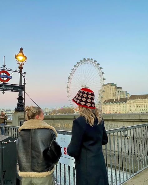 London In Your 20s, London Girls Aesthetic, London Life Aesthetic Winter, Friends In London Aesthetic, London Best Friends, London December Aesthetic, London With Best Friend, London Girls Trip Aesthetic, London In December Aesthetic