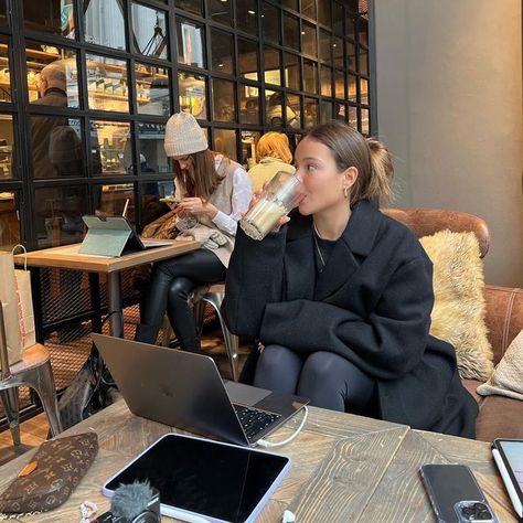 Girl Working Aesthetic, This School Year, Artist Fashion Aesthetic, Work Girl Aesthetic, Working Women Aesthetic, Work In Cafe, Working Woman Aesthetic, Working Girl Aesthetic, Brain And Beauty