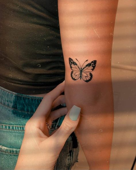 Unique Small Tattoos For Women, Trinity Tattoo, Small Tattoos For Women, Unique Small Tattoo, Finger Tattoo Designs, Geometric Tattoo Design, Cute Little Tattoos, Cool Small Tattoos, Butterfly Tattoo Designs