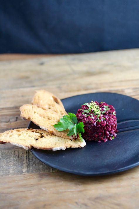 Beet Tartare, Tartare Recipe, Michelin Food, Vegan Starters, Small Dishes, Vegan Entree, Bistro Food, Beet Recipes, Easy Appetizers