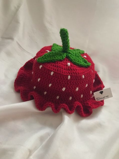 Strawberry Hats, Hats Crochet, Hats Knitted, Crochet Baby Hat Patterns, Crochet Baby Beanie, Crochet Baby Hat, Handmade Hats, Crochet Mignon, Crochet Strawberry