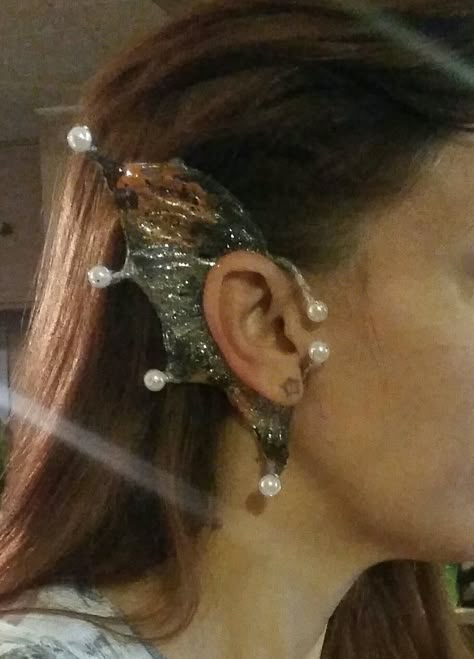 Mermaid ears/ fins diy with wire and hot glue Fish Fins Costume, Webbed Ears Mermaid, Ear Fins Diy, Mermaid Cosplay Diy, Angler Fish Makeup, Siren Diy Costume, Siren Fins, Mermaid Ear Fins, Evil Siren Costume