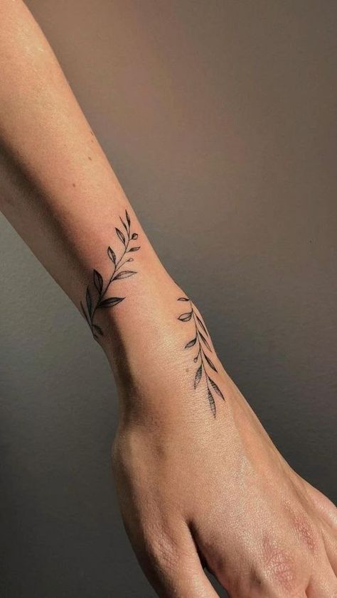 Ivy Ankle Tattoo Vines, Vine On Hand Tattoo, Top Of Wrist Tattoos, Tattoo Armor, Tattoo Pols, Blatt Tattoos, Arm Wrap Tattoo, 27 Tattoo, Wrap Around Wrist Tattoos