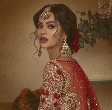 bridal outfit bridal jewellery Pakistani Bridal Look, Pakistani Bridal Hairstyles, Wedding Hairstyles And Makeup, Indian Wedding Makeup, Asian Bridal Makeup, Pakistani Bridal Makeup, Bridal Outfit, Indian Bridal Hairstyles, Braut Make-up