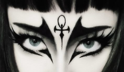 Tradition Goth Makeup, Trad Goth Vampire Makeup, Cybergoth Makeup Eyes, Trad Goth Makeup Template, Trad Goth Makeup Men, Goth Lip Makeup, Trad Goth Eye Makeup, Male Goth Makeup, Gothic Vampire Makeup