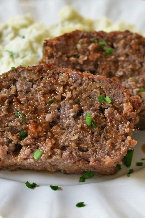 Low-Carb Meatloaf with Pork Rinds | "I don't have meatloaf often because I'm really picky about my meatloaf, and dislike most recipes since they call for ketchup or a sugary sauce/topping." #dinnerideas #dinnerrecipes #familydinnerideas #meatloaf #meatloafrecipes #easymeatloafrecipes Bana Bread, Recipe With Pork, Bear Diet, Pork Meatloaf, Keto Hamburger, Pork Rind Recipes, Low Carb Meatloaf, Beef Meatloaf, Pork Rind