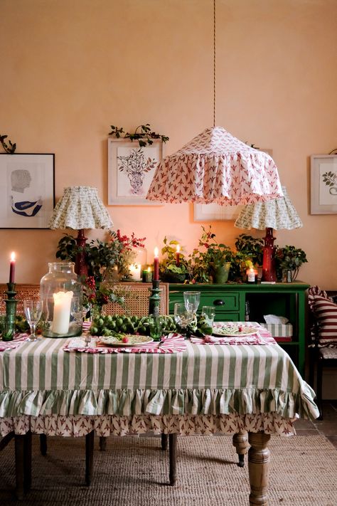 Tablecloths English Style Dining Room, Country Style Party, Table Cloth Ideas, Cottagecore Room Ideas, Ruffle Tablecloth, Tablecloth Ideas, Tea Party Table Settings, Ruffled Tablecloth, Bed Valance