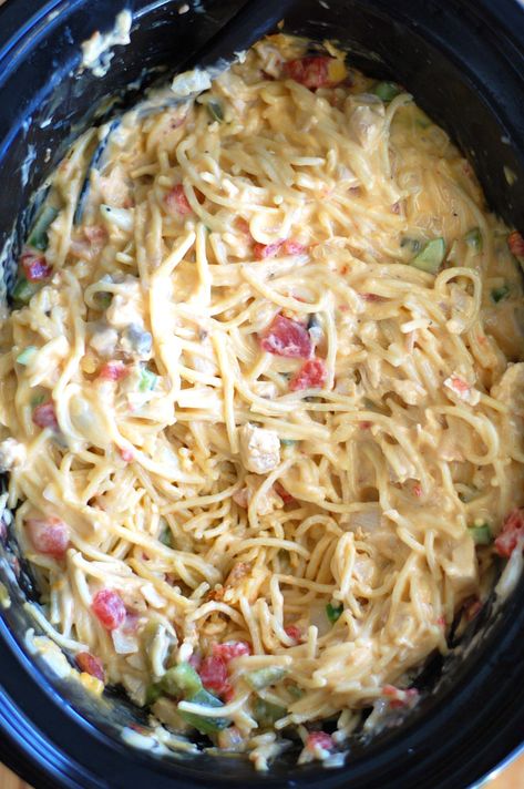 crockpot chicken spaghetti Mexican Chicken Spaghetti Crockpot, Crockpot Pasta Meals, The Best Crockpot Chicken, Cheesy Crockpot Chicken, Kid Dinners, Best Crockpot Chicken, Crockpot Foods, Crockpot Chicken Spaghetti, Crockpot Spaghetti