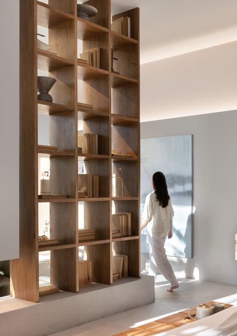 Shelves Partition Design, Library Separation Wall, Open Shelves Room Divider, Curved Open Shelving, Divide Big Living Room, Bookcase Partition Wall, Den Designs Ideas, Wood Wall Divider, Japandi Library