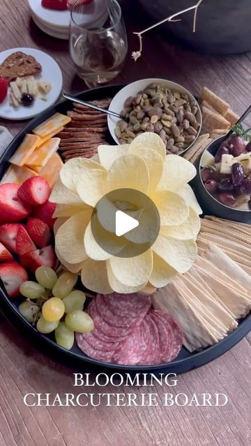 Fruit Veggie And Cheese Charcuterie Board, Pringle Flower Dip, Charcuterie Circle Board, Chip Charcuterie Board Ideas, Charcuterie Board Decorations, Pringles Flower Dip, Flower Theme Charcuterie Board, Flower Charcuterie Board Ideas, Mini Charcuterie Board Gift Ideas