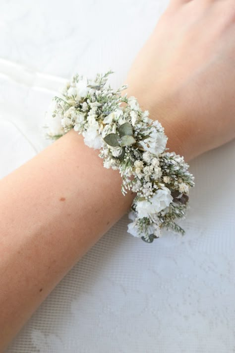 Our Eucalyptus & Baby's Breath wrist corsage complements well with classic, boho, garden, rustic, wildflower, forest and fairytale inspired themes and would be absolutely beautiful for any kind of wedding.  * Made with real dried baby's breath, baby blue eucalyptus, limonium statice & white statice. Tied with ivory satin ribbon.  * This corsage will last for years, so you can keep your precious memories from your special day or gift them to your loved ones.  * We make one standard size corsage t Babys Breath Corsages, Wedding Corsages For Mothers, Dried Corsage, Wrist Flowers Wedding, White Corsages, Simple Corsage, Daisy Corsage, Rustic Corsage, White Wrist Corsage