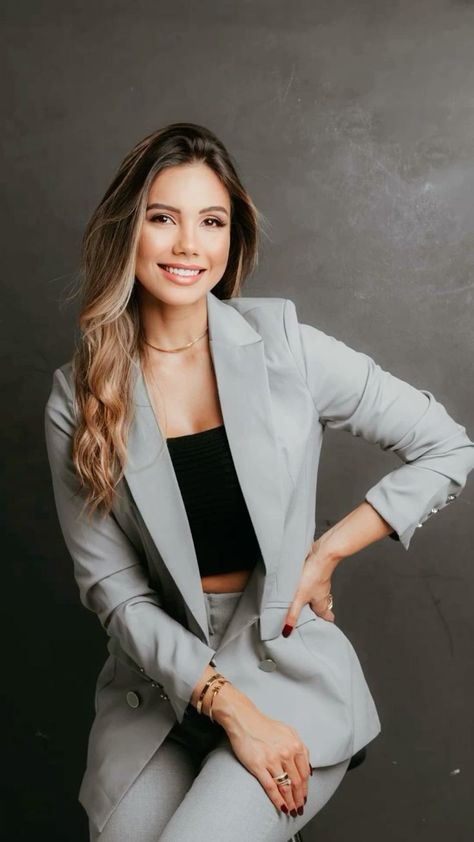 20+ Chic Aesthetic Lawyer Fashion Looks Every Girl Needs! 12 Aesthetic Lawyer, Corporate Headshot Poses, Woman Photoshoot Poses, Corporate Headshots Women, Business Headshots Women, Business Portraits Woman, Professional Headshots Women, Business Portrait Photography, Corporate Women