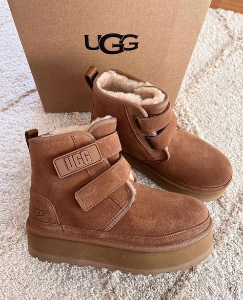 Platform Outfits, Ugg Boats, Womens Ugg, Womens Ugg Boots, 2023 Christmas, Shoe Inspo, Bag Luxury, Fall Shoes, Ankle Bootie