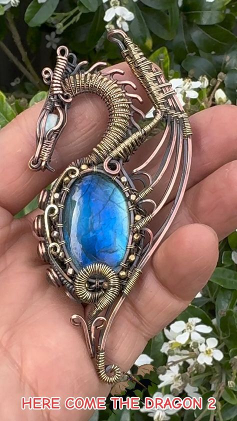 Wire Wrapped Dragon, Viking Knit Jewelry, Copper Wire Crafts, Wire Jewelry Patterns, Wire Wrapped Stone Jewelry, Wire Wrap Jewelry Designs, Wire Wrapped Jewelry Diy, Dragon 2, Wire Jewelry Designs