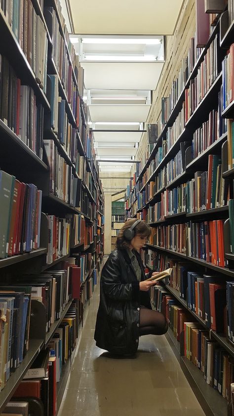 Library Vibes, Library Photo Shoot, Library Girl, Reading More, Library Pictures, Library Aesthetic, Senior Photoshoot, Fashion Photography Poses, Instagram Photo Inspiration