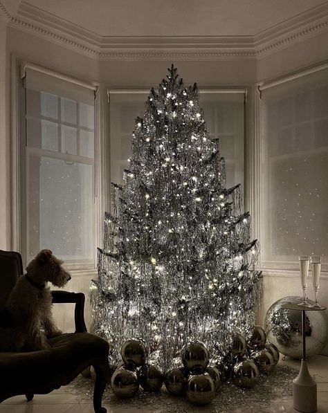 Pretty Christmas Trees, Tinsel Christmas Tree, Tinsel Tree, Creative Christmas Trees, Elegant Christmas Trees, Christmas Tree Inspiration, Christmas Inspo, Christmas Table Settings, Silver Christmas