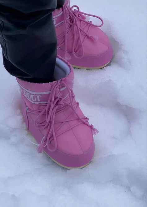 Pink Moon Boots, Moon Boots Outfit, Moon Boot, Winter Vibes, Pink Moon, Moon Boots, Winter Girls, Winter Fits, Streetwear Tshirt