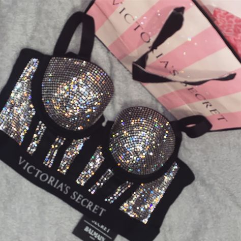 Victoria Secret Lenceria, Intimo Victoria Secret, Viktoria Secret, Instagram Model Outfits, Victoria Secret Body Spray, Bridal Sari, Victorias Secret Set, Rhinestone Bra, Victoria Secret Outfits