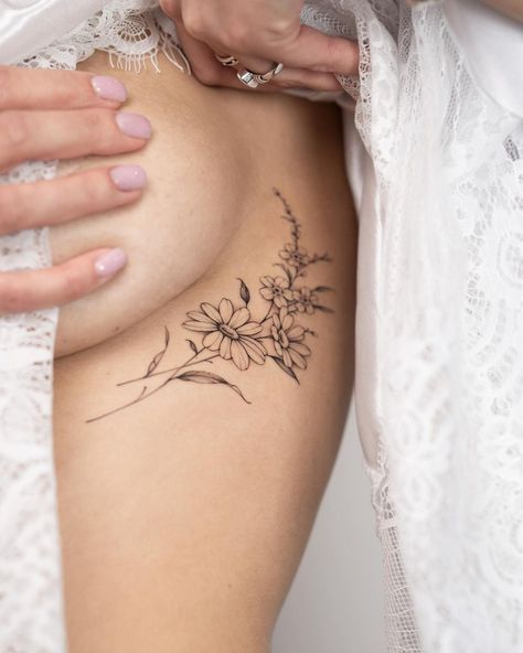 Tattoo Costillas, Blatt Tattoos, Small Rib Tattoos, Side Tattoos Women, Underboob Tattoo Designs, Rib Tattoos For Women, Flores Tattoo, Bauch Tattoos, Ribcage Tattoo