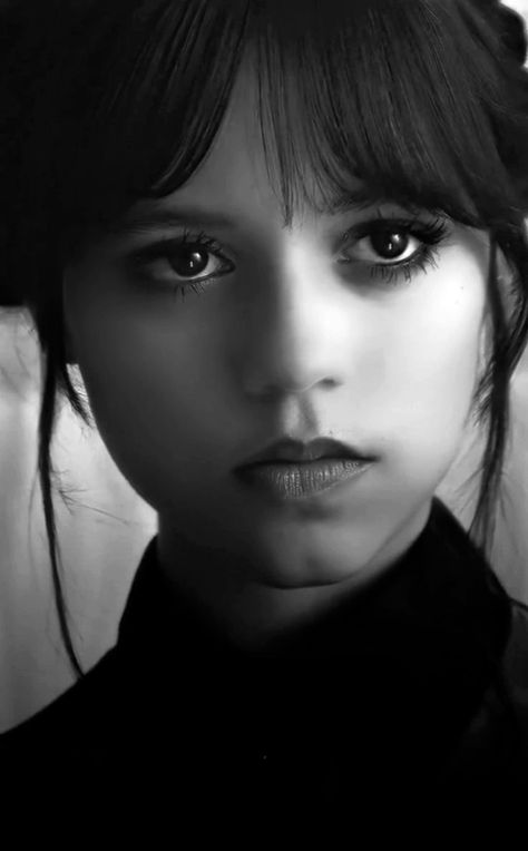 Dark Academia Wallpaper, Symbiotes Marvel, Realistic Sketch, Drawing People Faces, Flowers Photography Wallpaper, Academia Wallpaper, Black And White Drawing, Crazy Girls, Black And White Portraits