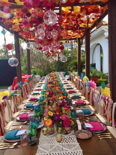 Viva Fiesta 2018 Mexican Fiesta Party, Party Tablescapes, Summer Party Decorations, Boda Mexicana, Amazing Decor, Mexican Party, Mexican Wedding, Long Table, Fiesta Party