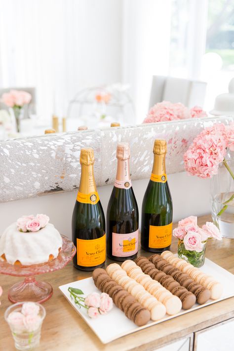 Champagne & Macaron Dessert Bar - Fashionable Hostess | Fashionable Hostess Macaron Dessert, Fashionable Hostess, Champagne Birthday, Bridal Shower Desserts, Champagne Brunch, Shower Desserts, Bridal Shower Inspiration, Champagne Party, Birthday Brunch