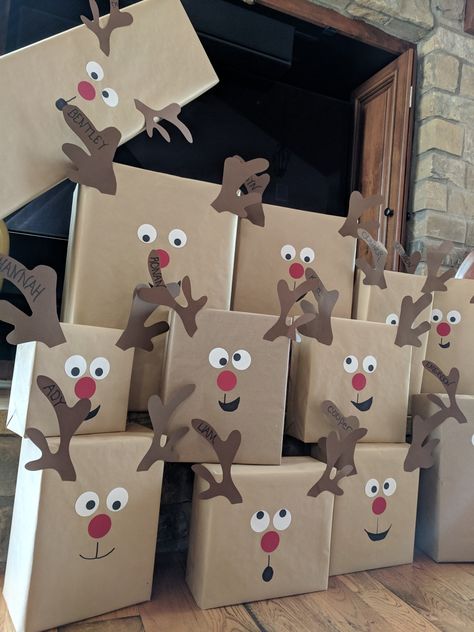 Rudolph Wrapping Ideas, Reindeer Package Wrapping Ideas, Reindeer Gift Wrapping Ideas, Chrismass Decore Ideas Paper, Fun Christmas Wrapping Ideas For Kids, Reindeer Wrapping Ideas, Christmas Gift Wrapping Ideas For Kids, Gift Card Ideas For Christmas, Christmas Wrapping For Kids