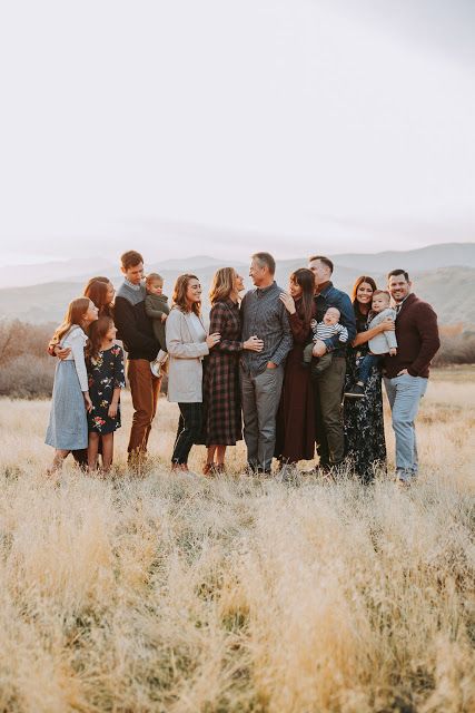 Entire Family Pictures Group Shots, Family Of 13 Photoshoot, Family Picture Poses 8 People, Big Family Photo Prompts, Family Photos 11 People, Big Family Photo Shoot Color Schemes, Family Of 15 Picture Poses, Fall Family Photos 7 People, Posing Big Families