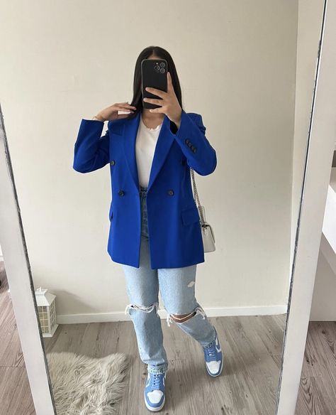 Outfit Blazer Bleu, Royal Blue Blazer Outfit, Blazer Outfits For Women Casual, Blue Blazer Outfits For Women, Prom Night Dress, Royal Blue Blazers, Sneaker Outfits Women, Blazer Outfits For Women, Outfit Zara