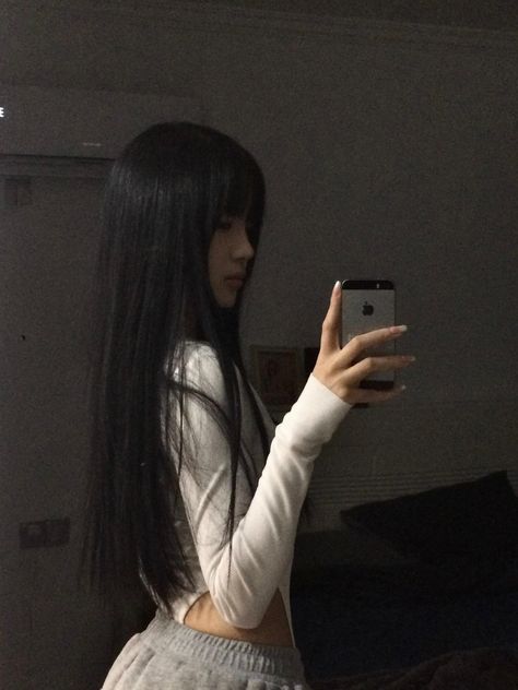 Black Hair Aesthetic, Girls With Black Hair, Image Swag, 사진 촬영 포즈, Photographie Inspo, Haircuts Straight Hair, Foto Poses, Long Black Hair, Foto Ideas Instagram