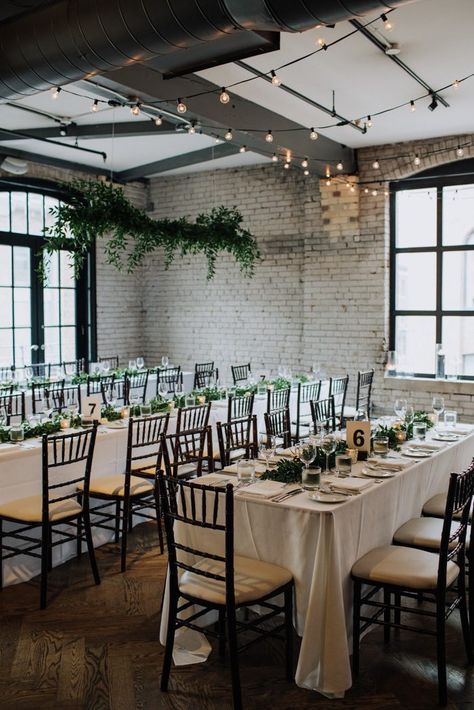 This greenery-forward reception is simply elegant | Image by Eleanor Dobbins Mid Century Modern Wedding, Wedding Reception Themes, Rustic Arrangements, Country Wedding Photos, Country Wedding Photography, Modern Wedding Venue, Elegant Wedding Inspiration, Reception Food, Wedding Reception Food