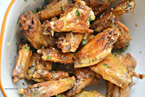 Garlic Ranch Wings are a Low carb garlic parmesan Chicken Wings Recipe. Easy recipe for baked parmesan chicken wings coated with a garlic parmesan sauce. Low Carb Chicken Wings, Parmesan Wing Sauce, Keto Chicken Wings, Parmesan Wings, Crispy Oven Baked Chicken, Garlic Parmesan Wings, Parmesan Chicken Wings, Garlic Parmesan Chicken Wings, Garlic Parmesan Sauce