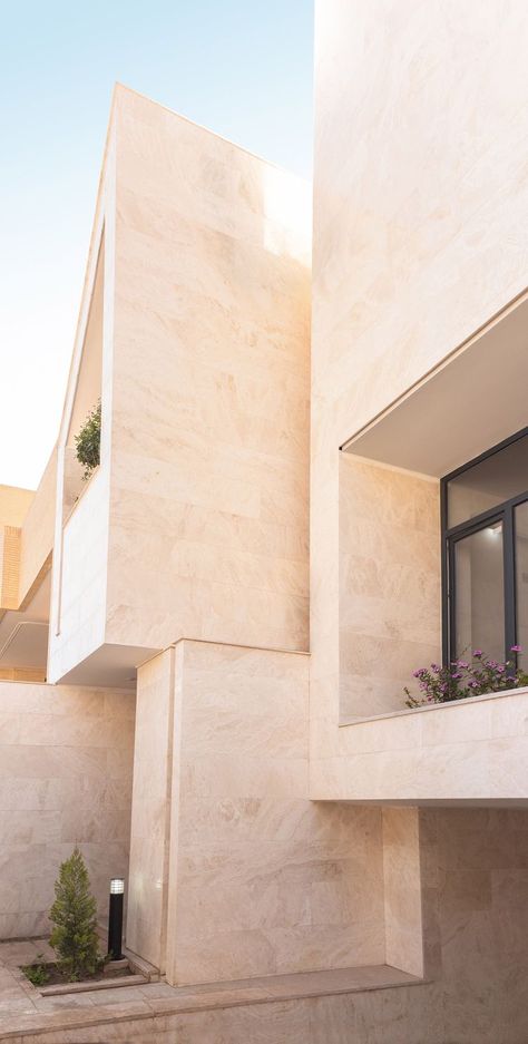 Stone Cladding Exterior, Modern Desert Home, Facade Cladding, Stone Facade, Stone Architecture, Apartment Architecture, Stone Cladding, Architecture Exterior, Facade Architecture